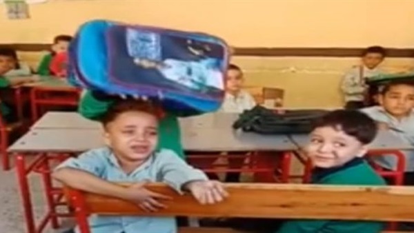 طفل المدرسة الباكي يفجر غضب رواد التواصل والتعليم ترد 1 طفل المدرسة الباكي يفجر غضب رواد التواصل والتعليم ترد