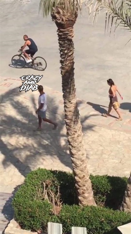 عمرو دياب يقود دراجة ودينا الشربيني تجري خلفه 3 عمرو دياب يقود دراجة ودينا الشربيني تجري خلفه