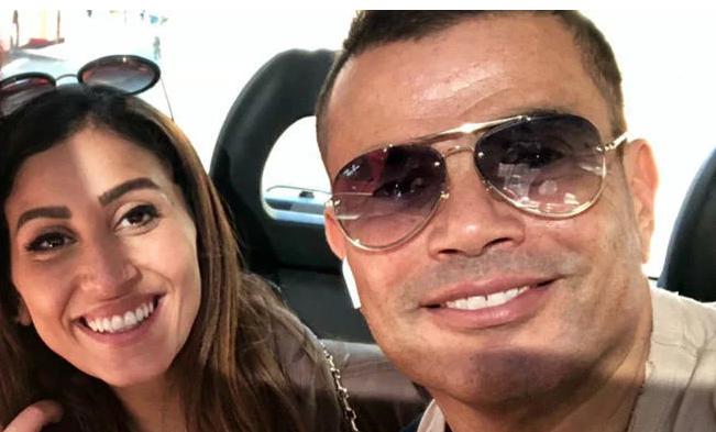 عمرو دياب ودينا الشربيني يتوجهان إلى نيويورك 1 عمرو دياب يقود دراجة ودينا الشربيني تجري خلفه