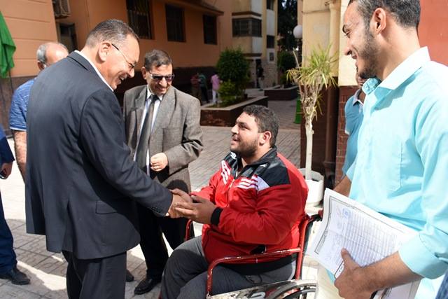 محافظ الشرقية يستجيب لمطالب شاب من ذوي الاحتياجات الخاصة 1 الشرقية يترجل من سيارته و يصطحب شاباً معاقاً للديوان العام ويستجيب لمطلبه