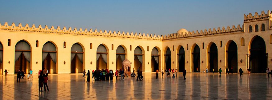 شارع المعز ..رحلة بين عطر الماضي وعراقته 6 مسجد الحاكم بأمر الله الدين الفاطمي