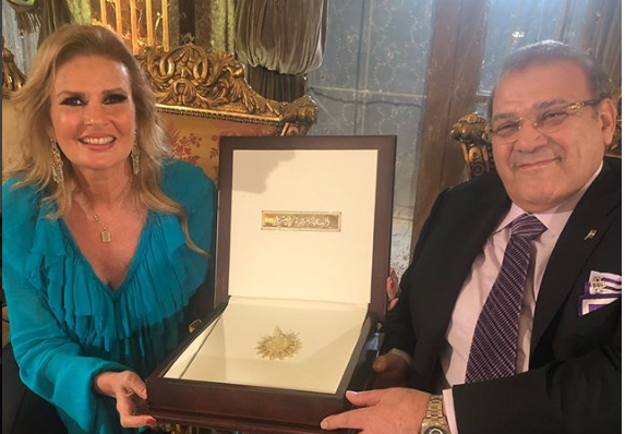 حسن راتب يهدي يسرا قلادة جامعة سيناء لهذا السبب 1 يسرا