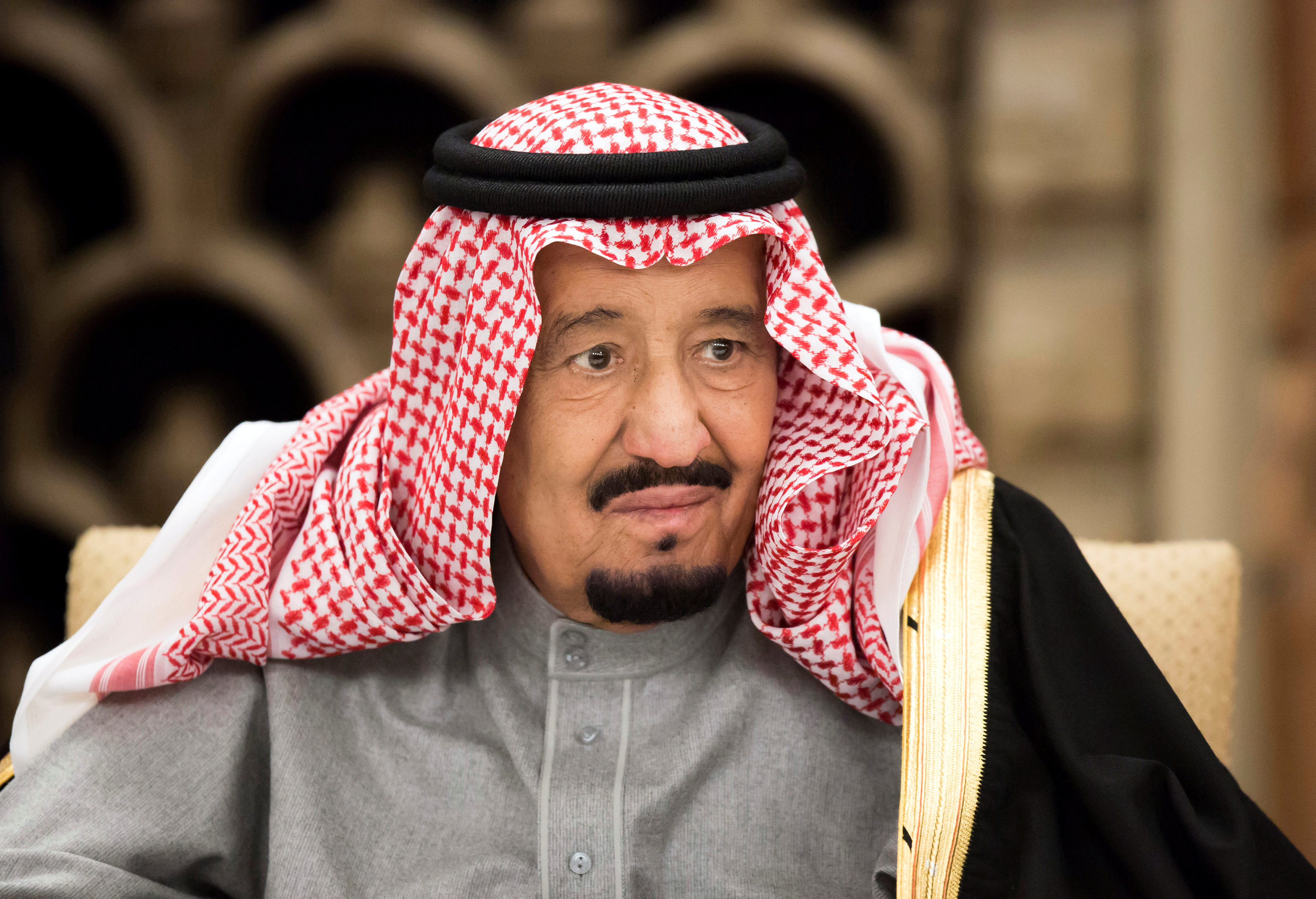 الملك سلمان يأمر بإعادة صرف العلاوة السنوية لموظفي السعودية 1 الملك سلمان يأمر بإعادة صرف العلاوة السنوية لموظفي السعودية