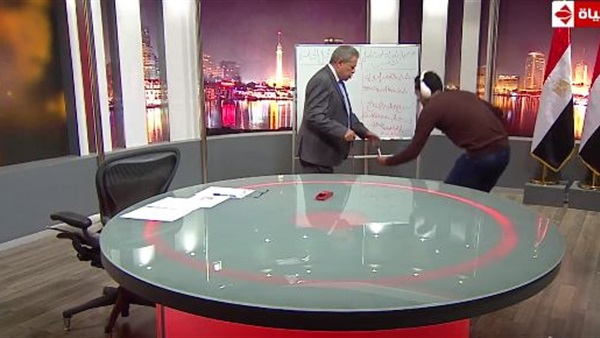 توفيق عكاشة يتعرض لموقف محرج على الهواء 1 توفيق عكاشة يتعرض لموقف محرج على الهواء