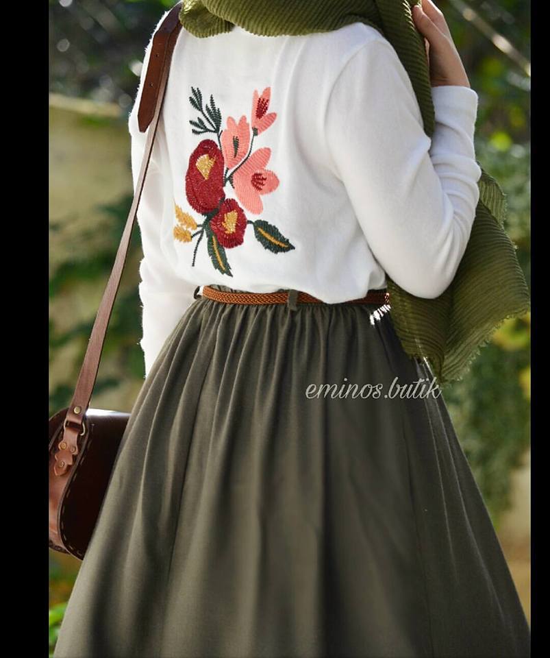 جيبات موضة شتاء 2019 للمحجبات 5 جيبة زيتي على بلوزة بيضاء موضة 2019