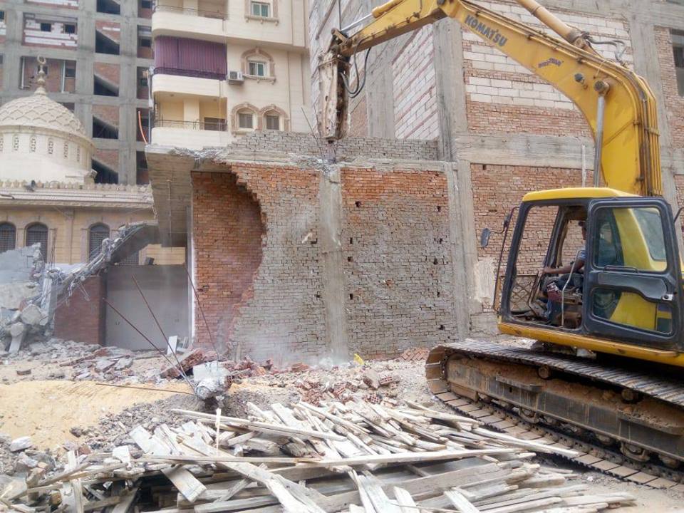 حملة مكبرة لإزالة مبنى مخالف في القومية بالزقازيق 1 حملة مكبرة لإزالة مبنى مخالف في القومية بالزقازيق