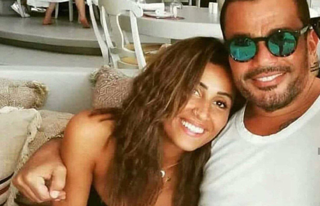 دينا الشربيني تظهر لأول مرة بدبلة الزواج 1 عمرو دياب مع دينا الشربيني على المسرح ويفاجيء جمهوره