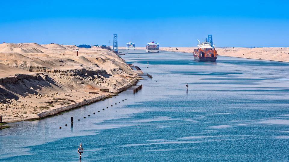انخفاض جديد في رسوم المرور بقناة السويس يصل لـ 50% 1 قناة السويس
