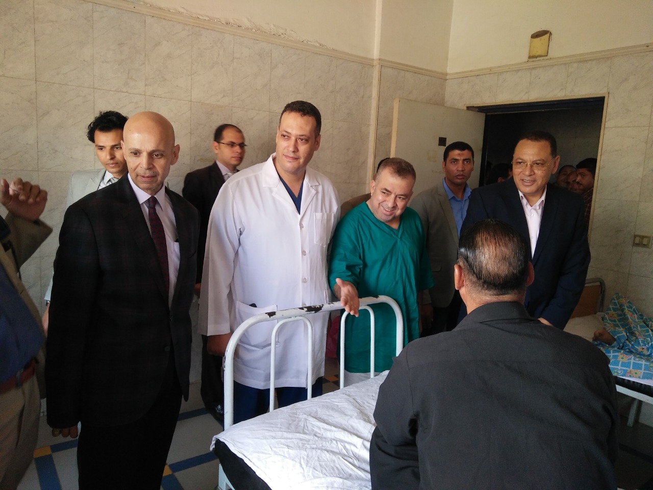 محافظ الشرقية يزور مستشفى ديرب نجم أثناء إجراء 13 عملية مؤجلة 2 محافظ الشرقية يزور مستشفى ديرب نجم أثناء إجراء 13 عملية