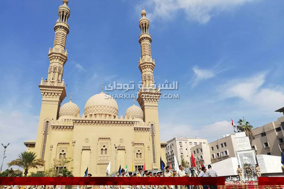 محافظ الشرقية يقدم التحية إلى شهداء أكتوبر ويضع إكليل زهور على النصب التذكاري للجندي المجهول بالزقازيق 2 الشرقية يضع إكليل من الزهور على قبر الجندي المجهول