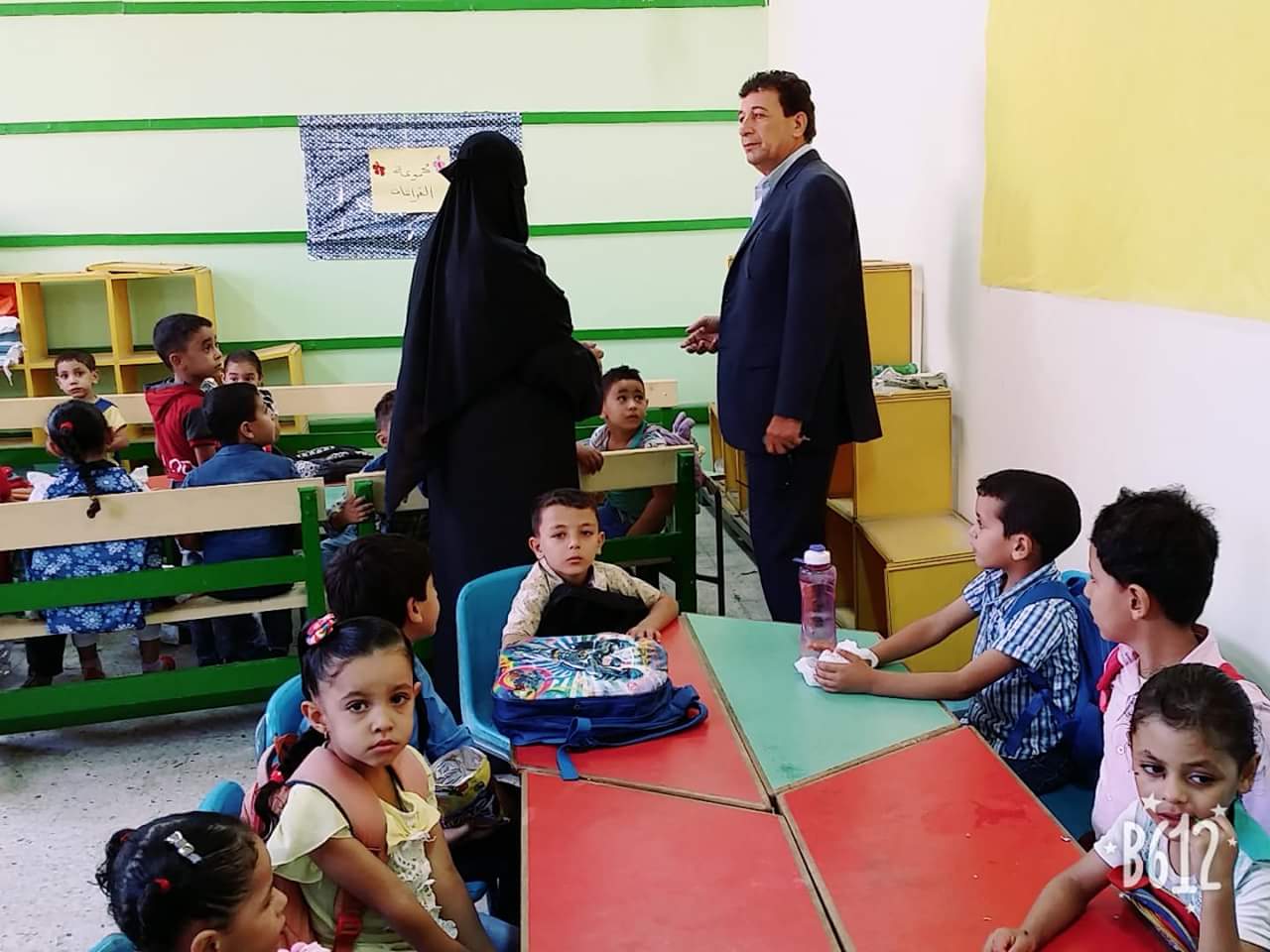 مدير فاقوس التعليمية يكافئ عامل بـ 100 جنيه لحفاظه على نظافة المدرسة 4 فاقوس التعليمية