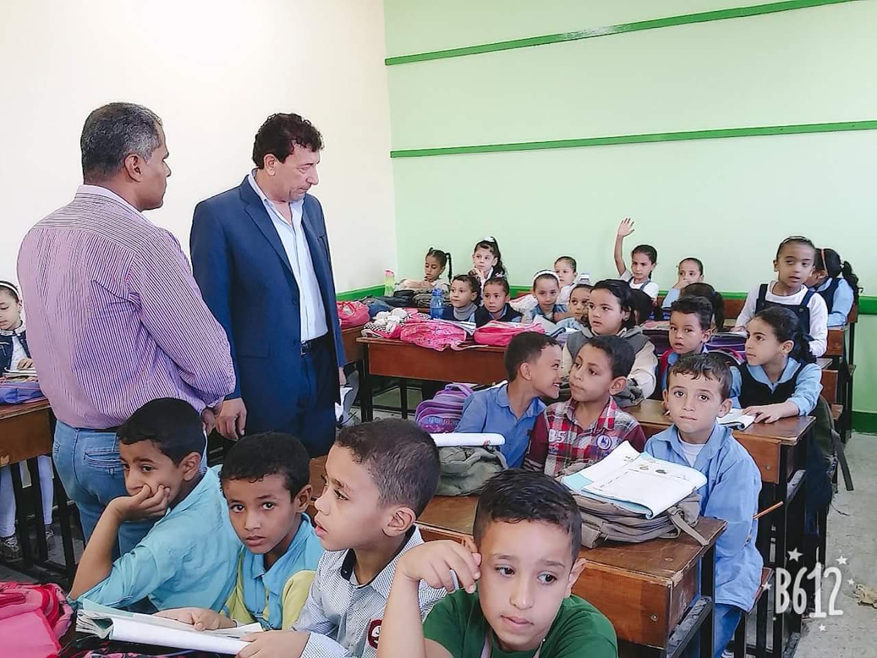مدير فاقوس التعليمية يكافئ عامل بـ 100 جنيه لحفاظه على نظافة المدرسة 1 فاقوس التعليمية2
