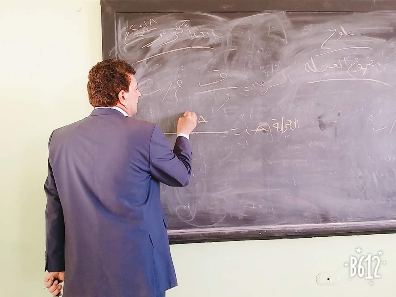 مدير فاقوس التعليمية يكافئ عامل بـ 100 جنيه لحفاظه على نظافة المدرسة 3 فاقوس التعليمية3