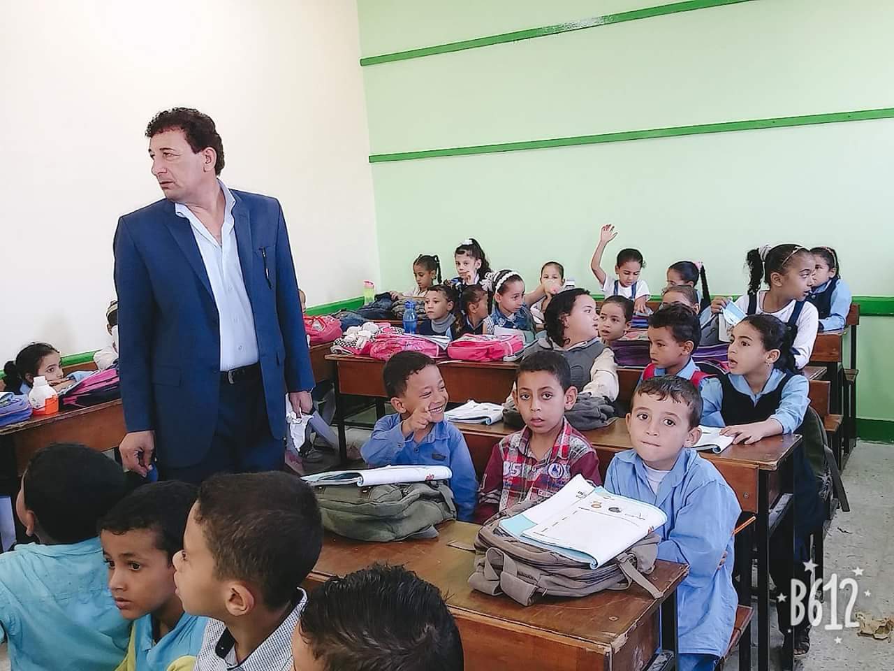 مدير فاقوس التعليمية يكافئ عامل بـ 100 جنيه لحفاظه على نظافة المدرسة 2 فاقوس التعليمية4