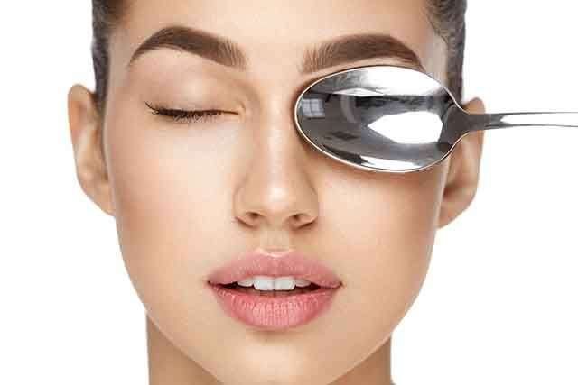 5 طرق سهلة التحضير لتخلص من انتفاخ العين 2 ملعقة مثلجة لعلاج انتفاخ العين