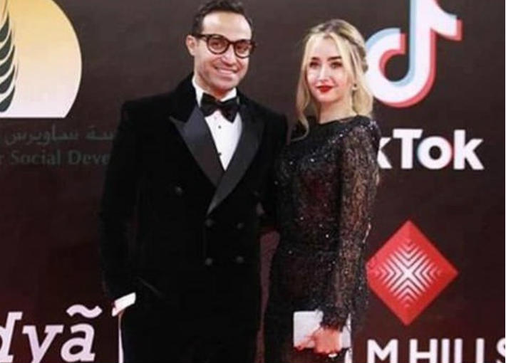 أحمد فهمى يرد على منتقد فستان هنا الزاهد: متعرفش تمشى جنبه 1 أحمد فهمى وخطيبته