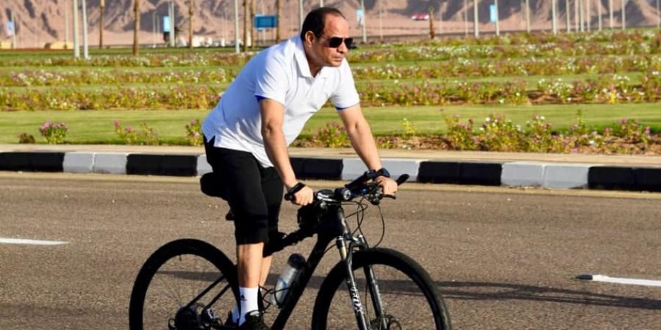 بالدراجة يتجول السيسي في مدينة شرم الشيخ 1 السيسي