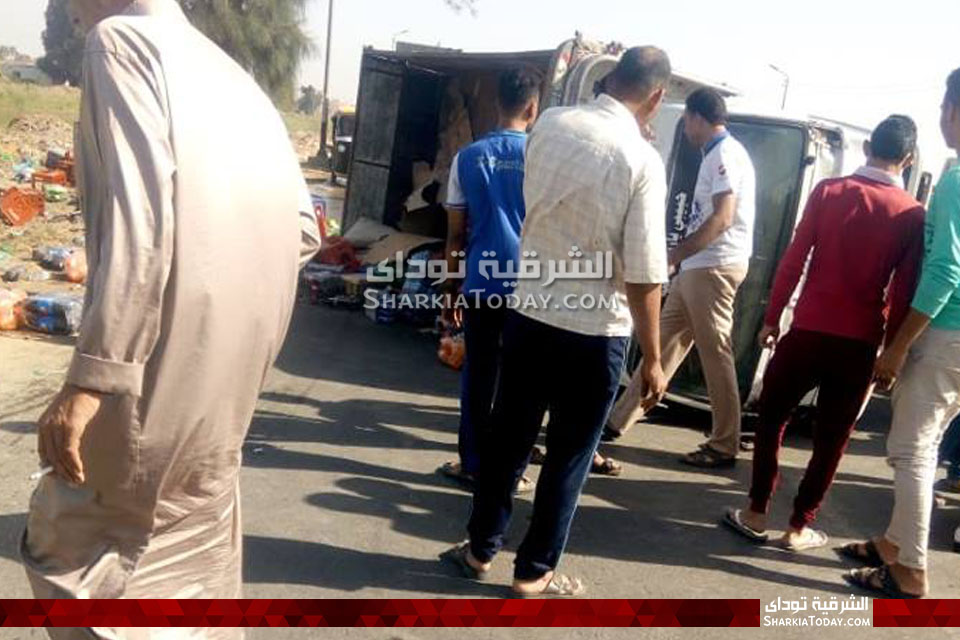 انقلاب سيارة مُحملة بالمشروبات الغازية على طريق أبوحماد الزقازيق 3 سيارة مُحملة بالمشروبات الغازية على طريق أبوحماد الزقازيق 2