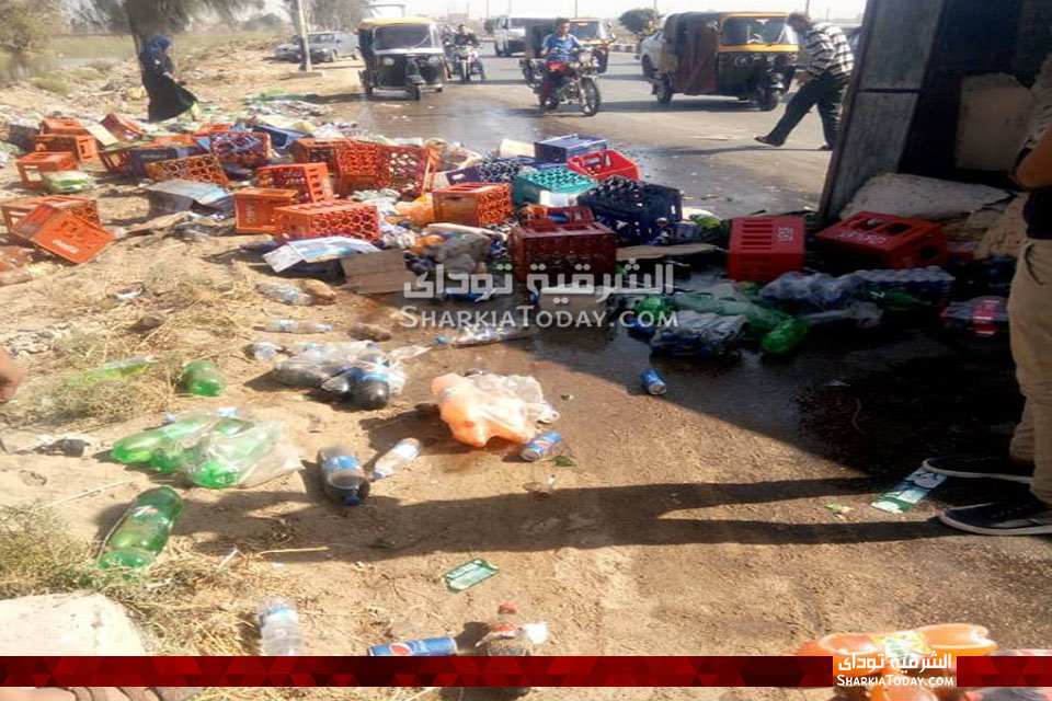 انقلاب سيارة مُحملة بالمشروبات الغازية على طريق أبوحماد الزقازيق 1 سيارة مُحملة بالمشروبات الغازية على طريق أبوحماد الزقازيق 4