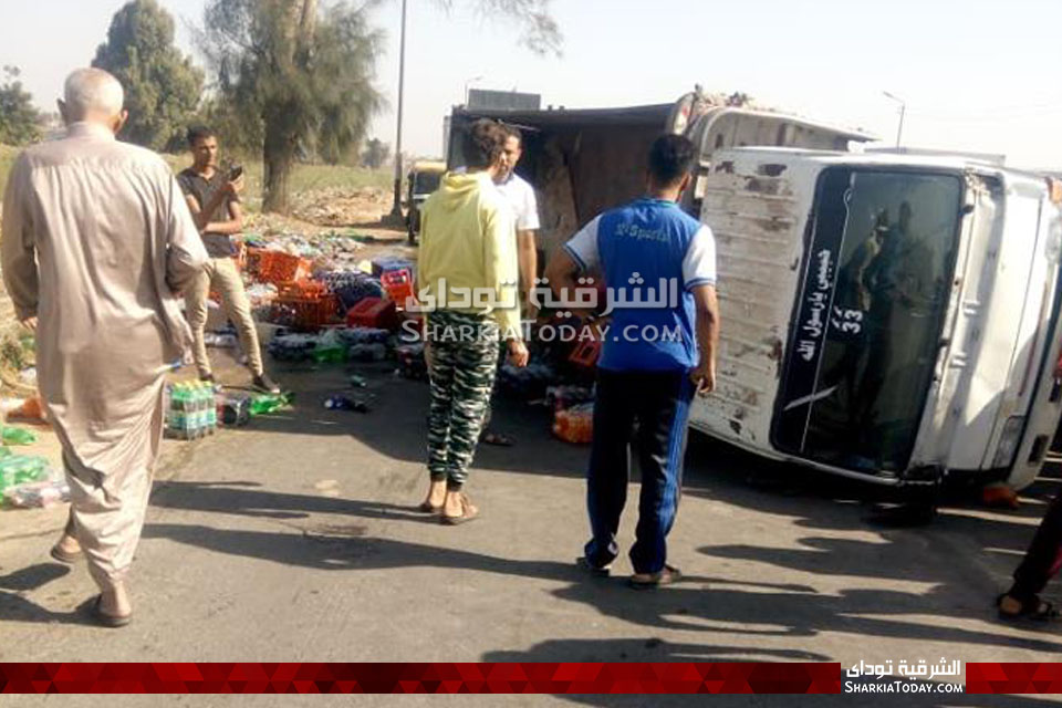 انقلاب سيارة مُحملة بالمشروبات الغازية على طريق أبوحماد الزقازيق 2 سيارة مُحملة بالمشروبات الغازية على طريق أبوحماد الزقازيق