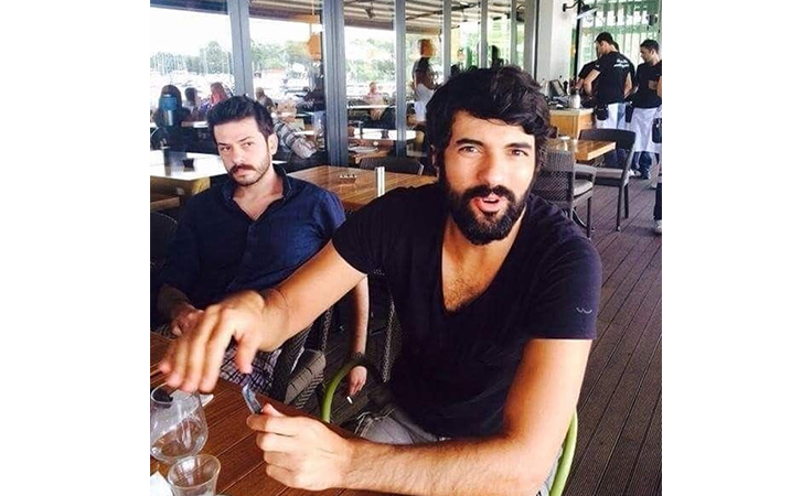 بطل العشق الأسود «آنجين أكيوريك» يتخلى عن وسامته 4 بطل العشق الأسود «آنجين أكيوريك» يفقد عن وسامته