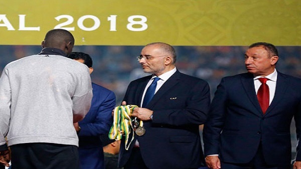 سر احتفاظ الخطيب بميدالية أثناء تتويج الترجى 1 سر احتفاظ الخطيب بميدالية أثناء تتويج الترجى
