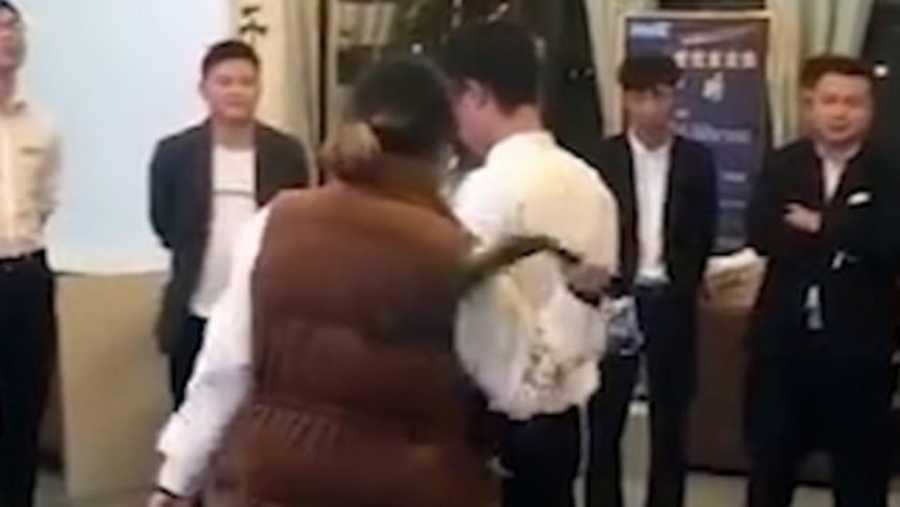 عقاب مذل لموظفي شركة صينية لعدم تحقيق التارجت .. الجلد و تناول الحشرات 1 عقاب مذل لموظفي شركة صينية