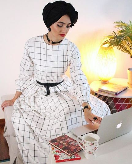الكارهات موضة ملابس شتاء 2019 لإطلالة أنيقة 38 فستان كاروه أبيض