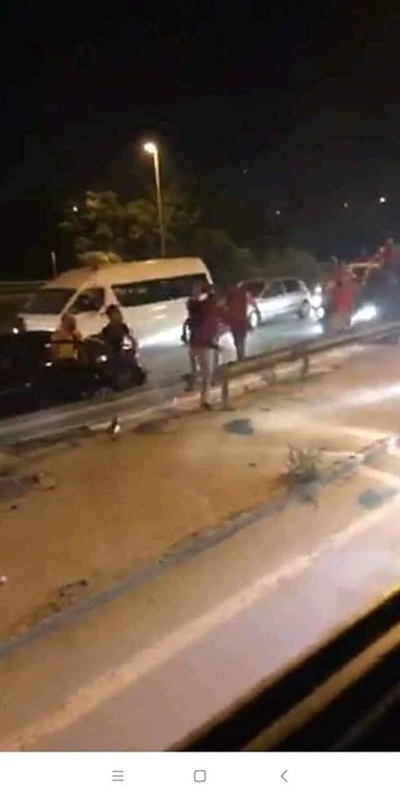 لحظة اعتداء جمهور الترجي على حافلة الأهلي برادس 4 لحظة اعتداء جمهور الترجي على حافلة الأهلي