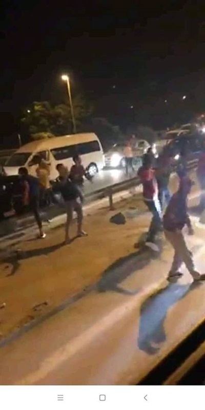 لحظة اعتداء جمهور الترجي على حافلة الأهلي برادس 2 لحظة اعتداء جمهور الترجي على حافلة الأهلي