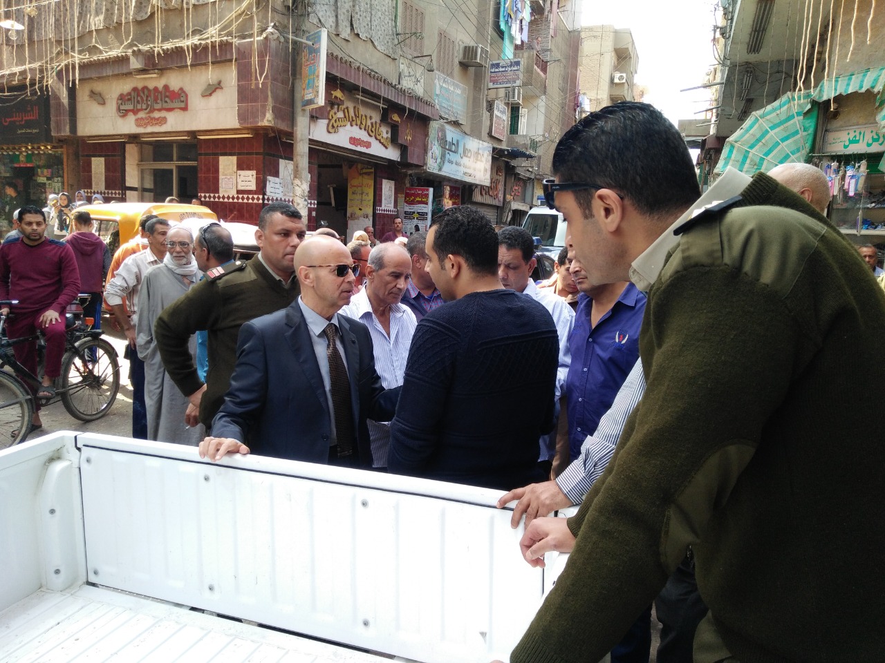 وكيل صحة الشرقية يحرر محضر لمحل كشري بالزقازيق بعد مرض 9 طالبات 5 وكيل صحة الشرقية يحرر محضر لمحل كشري بالزقازيق