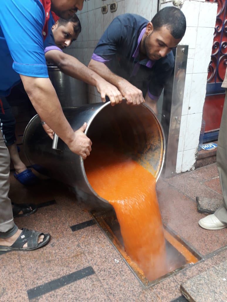 وكيل صحة الشرقية يحرر محضر لمحل كشري بالزقازيق بعد مرض 9 طالبات 4 وكيل صحة الشرقية يحرر محضر لمحل كشري بالزقازيق
