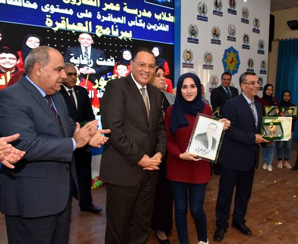 محافظ الشرقية يكرم طلاب مدرسة عمر الفاروق بعد فوزهم بكأس العباقرة 6 47420097 1987813604639692 7825002587324678144 n