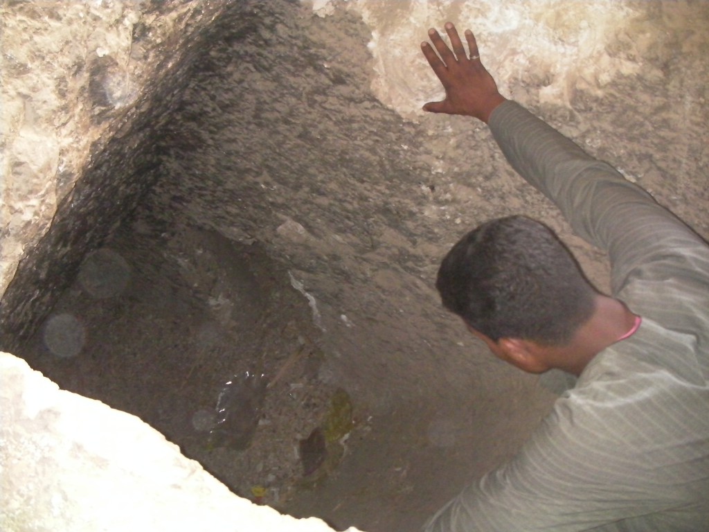 ضبط نجار أثناء تنقيبه عن الآثار بالزقازيق 1 ضبط نجار أثناء تنقيبه عن الآثار بالزقازيق