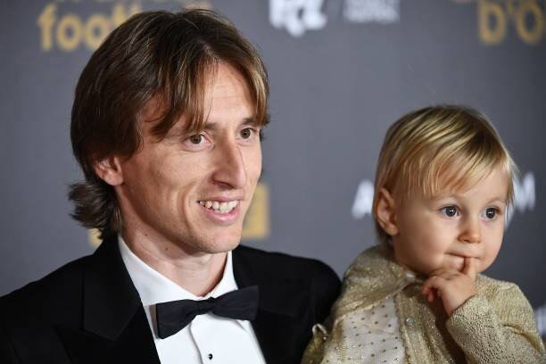لوكا مودريتش يتوج بالكرة الذهبية لعام 2018 ورونالدو وصيف 1 لوكا مودريتش يتوج بالكرة الذهبية لعام 2018