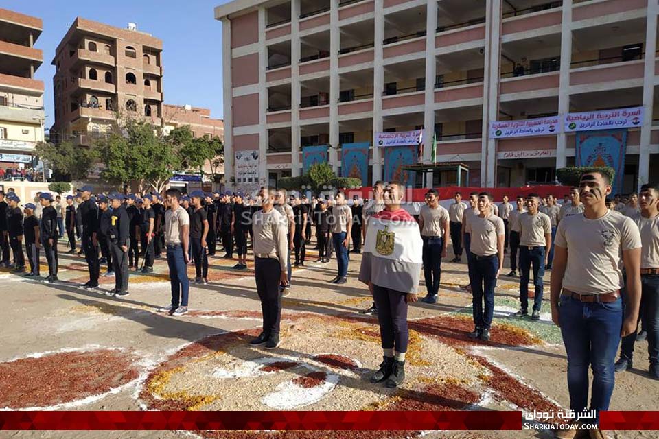 محافظ الشرقية يشهد طابور العرض بمدرسة الحسينية العسكرية 4 23