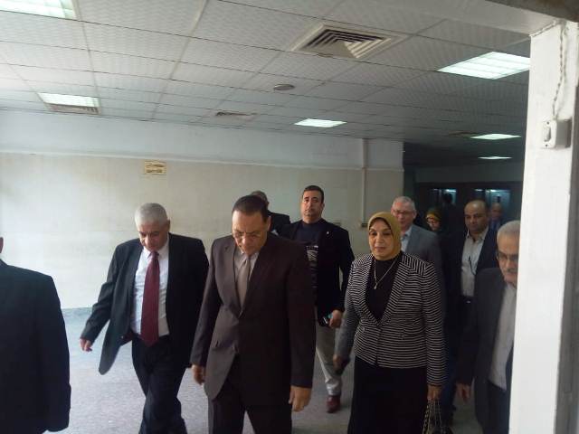 محافظ الشرقية يطمئن على طالبة سقطت من الدور الثالث بمدرسة 3 الشرقية يطمئن على طالبة سقطت من الدور الثالث بمدرسة2