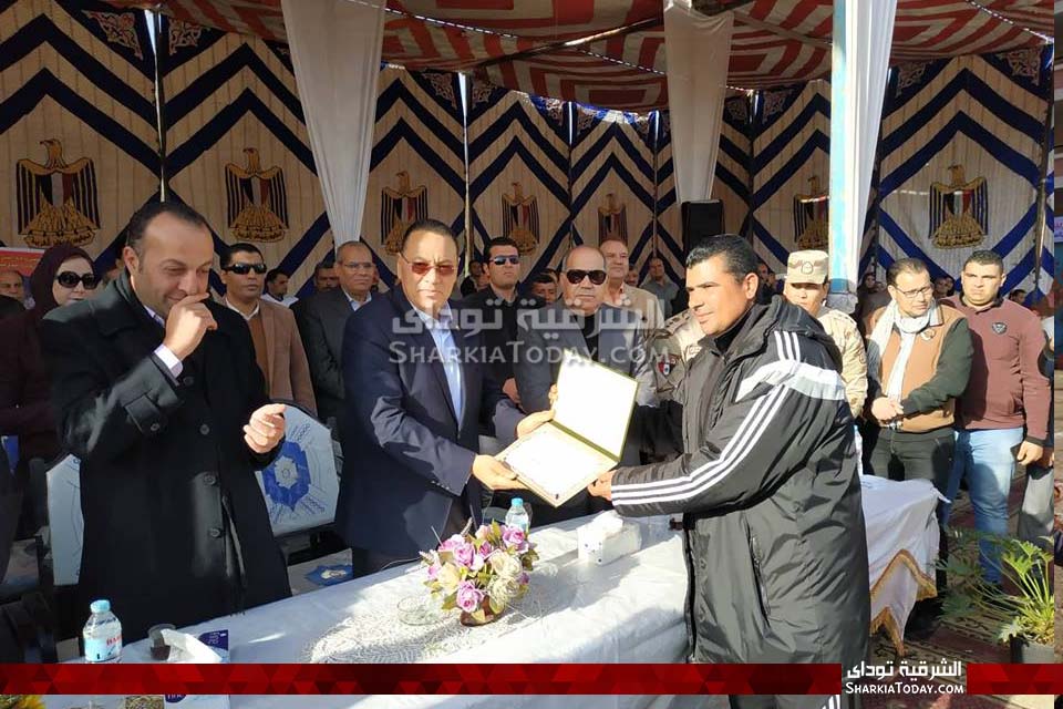 محافظ الشرقية يشهد طابور العرض بمدرسة الحسينية العسكرية 2 9