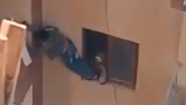 أول تدخل حكومي على فيديو طفل البلكونة 1 أول تدخل حكومي على فيديو طفل البلكونة