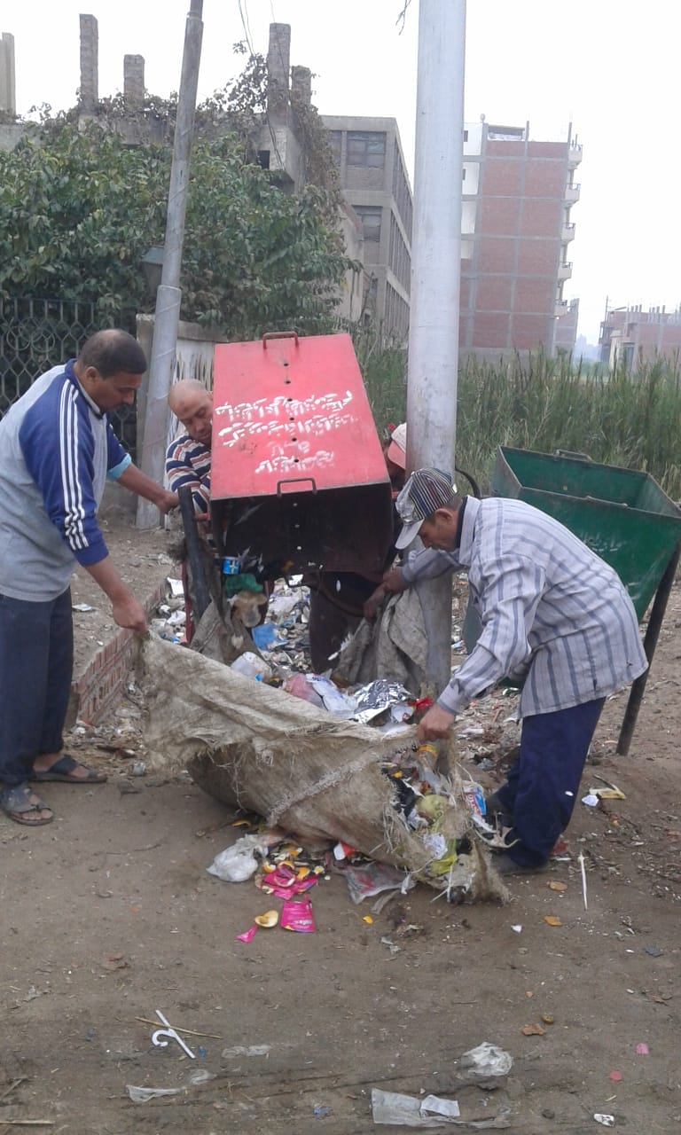 إزالة القمامة وتغيير لمبات الأعمدة ودهان البلدورات بمركز الزقازيق 1 إزالة القمامة وتغيير لمبات الأعمدة ودهان البلدورات بمركز الزقازيق