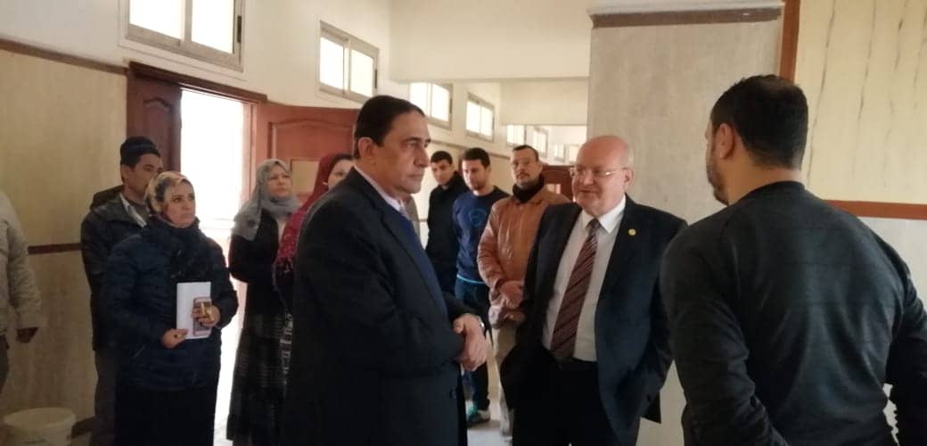رئيس جامعة الزقازيق يتفقد التجهيزات الفنية لمعامل الصيدلة الإكلينيكية 1 جامعة الزقازيق يتفقد التجهيزات الفنية لمعامل الصيدلة الإكلينيكية2