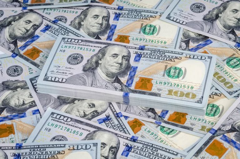 الدولار يسجل أكبر خسارة خلال تعاملات اليوم الاثنين 1 الدولار