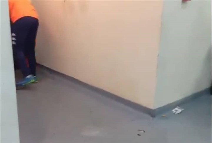 عمال بيراميدز يمسحون غرفة ملابس الفريق بالماء والملح 3 عمال بيراميدز يمسحون غرفة ملابس الفريق بالماء والملح