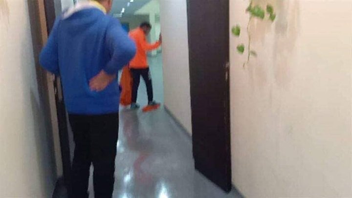 عمال بيراميدز يمسحون غرفة ملابس الفريق بالماء والملح 2 عمال بيراميدز يمسحون غرفة ملابس الفريق بالماء والملح