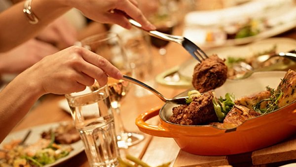 مطعم يقدم وجبات مجانية للمواطنين في مصر