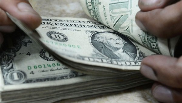 الدولار يسقط إلى أدنى سعر له منذ عامين