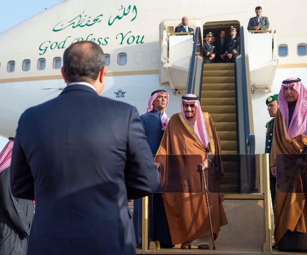 السيسي يستقبل الملك سلمان بمطار شرم الشيخ 2 السيسي يستقبل الملك سلمان بمطار شرم الشيخ