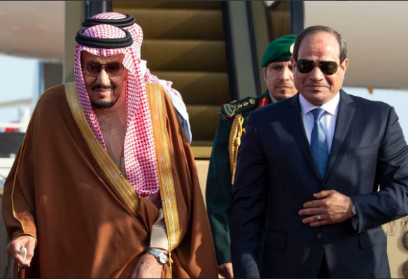 السيسي يستقبل الملك سلمان بمطار شرم الشيخ 1 السيسي يستقبل الملك سلمان بمطار شرم الشيخ