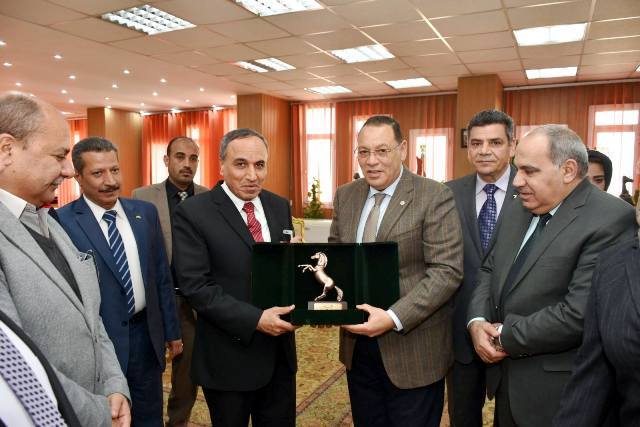 محافظ الشرقية يستقبل نقيب الصحفيين ويكرمه بدرع المحافظة 1 محافظ الشرقية يستقبل نقيب الصحفيين ويكرمه بدرع المحافظة