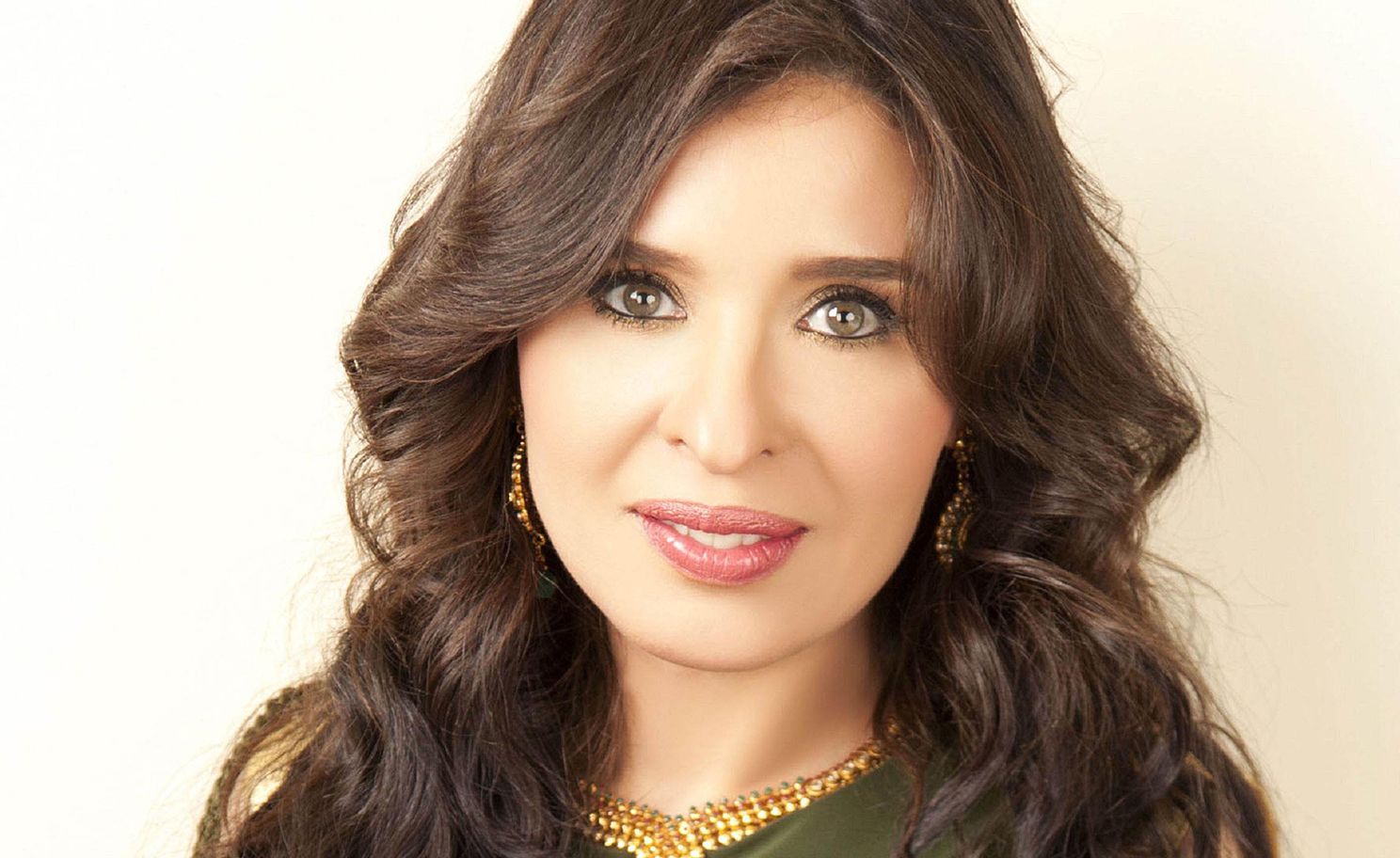 شاهد.. الفنانة دينا ترتدي الحجاب وملابس الإحرام 1 دينا